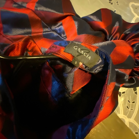 Gracia  Diamond puffy Long sleeves top . - Picture 3 of 5